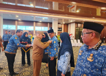 Bupati Kotabaru Muhammad Rusli saat menyematkan Tanda Kehormatan Republik Indonesia Satyalancana Karya Satya bagi aparatur sipil negara, Senin (1/12).