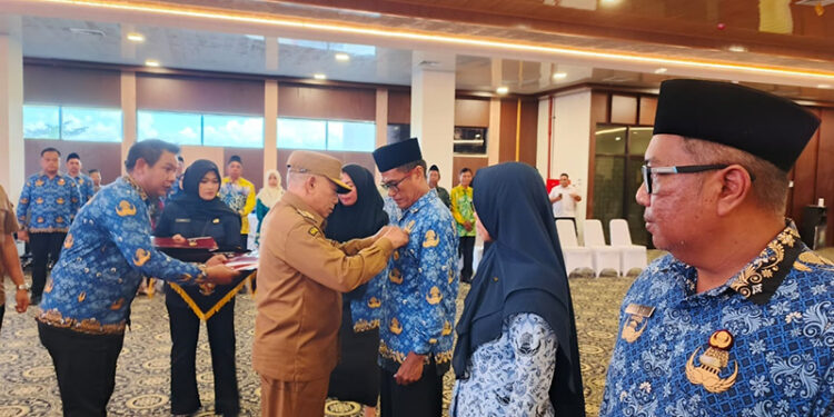 Bupati Kotabaru Muhammad Rusli saat menyematkan Tanda Kehormatan Republik Indonesia Satyalancana Karya Satya bagi aparatur sipil negara, Senin (1/12).