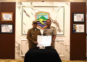 BUPATI Kotabaru Muhammad Rusli berfoto bersama Kepala Kantah I Made Supriadi usai penandatanganan berita acara hibah barang milik daerah di Ruang Kerja Bupati Kotabaru, Sebelimbingan, Selasa (2/12).