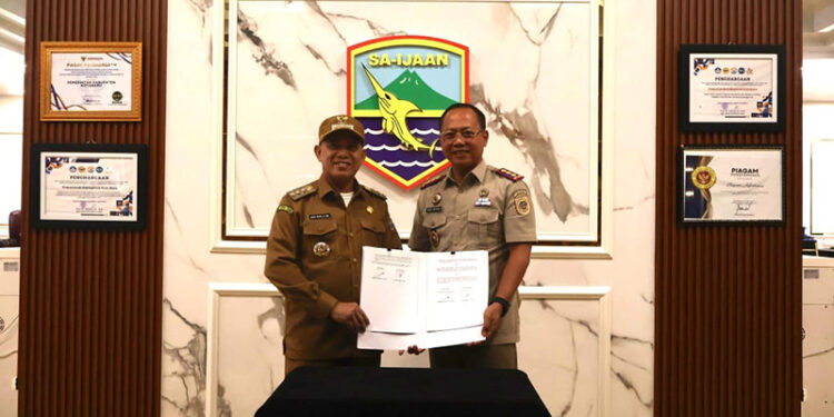 BUPATI Kotabaru Muhammad Rusli berfoto bersama Kepala Kantah I Made Supriadi usai penandatanganan berita acara hibah barang milik daerah di Ruang Kerja Bupati Kotabaru, Sebelimbingan, Selasa (2/12).