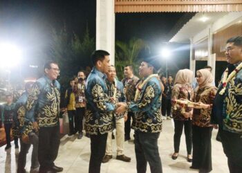 Wakil Gubernur (Wagub) Kalimantan Selatan, Hasnuryadi Sulaiman saat menyambut kedatangan Wamendagri, Akhmad Wiyagus pada Gala Dinner di Mahligai Pancasila Banjarmasin