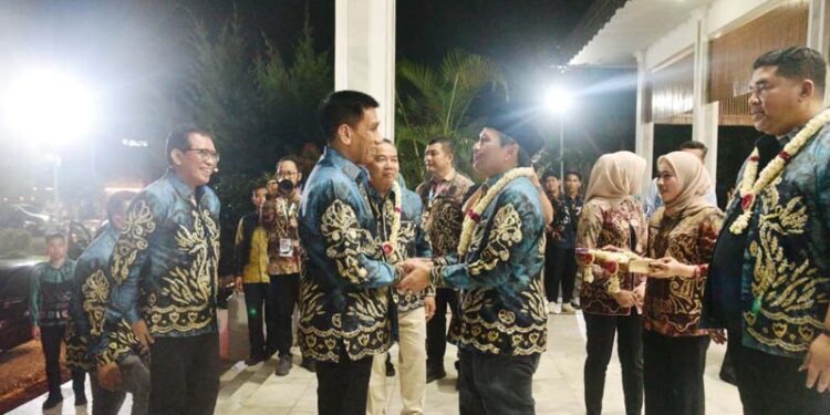 Wakil Gubernur (Wagub) Kalimantan Selatan, Hasnuryadi Sulaiman saat menyambut kedatangan Wamendagri, Akhmad Wiyagus pada Gala Dinner di Mahligai Pancasila Banjarmasin