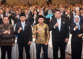 Wakil Gubernur (Wagub) Kalimantan Selatan, Hasnuryadi Sulaiman berfoto bersama Wakil Menteri Dalam Negeri (Wamendagri), Komjen Pol (Purn) Akhmad Wiyagus disela pembukaan Rakor Beppeda seluruh Indonesia tahun 2025 di Banjarmasin