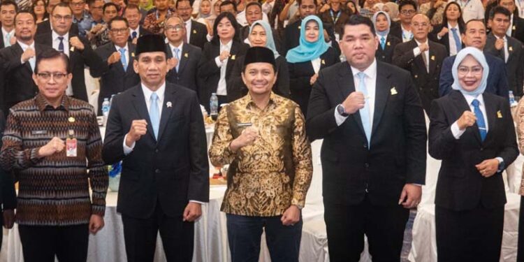 Wakil Gubernur (Wagub) Kalimantan Selatan, Hasnuryadi Sulaiman berfoto bersama Wakil Menteri Dalam Negeri (Wamendagri), Komjen Pol (Purn) Akhmad Wiyagus disela pembukaan Rakor Beppeda seluruh Indonesia tahun 2025 di Banjarmasin