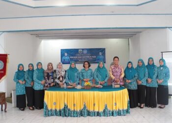 SEKRETARIS TP PKK Kotabaru Yuliana Pasoloran berfoto bersama kader dan narasumber usai kegiatan PAAR di Era Digital di Gedung Wanita Ratu Intan Lantai 2, Kamis (4/12).