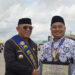 BUPATI Kotabaru H Muhammad Rusli berfoto bersama salah satu penerima penghargaan usai upacara peringatan HUT PGRI dan HGN Tahun 2025 di Lapangan Siring Laut Kotabaru, Senin (8/12) pagi.