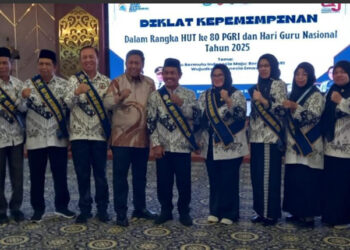 ASISTEN I Setda Bidang Pemerintahan dan Kesra Kotabaru Minggu Basuki berfoto bersama saat Diklat Kepemimpinan di Aula Bamega, Sebelimbingan, Sabtu (6/12).