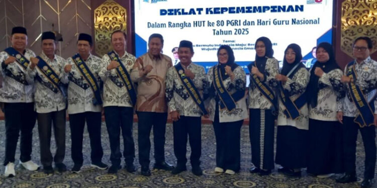 ASISTEN I Setda Bidang Pemerintahan dan Kesra Kotabaru Minggu Basuki berfoto bersama saat Diklat Kepemimpinan di Aula Bamega, Sebelimbingan, Sabtu (6/12).