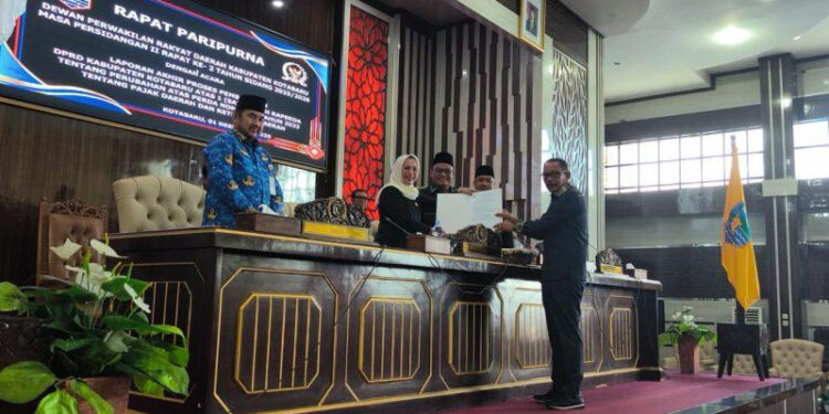 DPRD Kotabaru saat menggelar rapat paripurna, Senin (1/12).