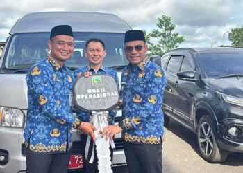 WABUP Kotabaru Syairi Mukhlis saat menyerahkan bantuan mobil operasional kepada perwakilan UPPD Samsat I Nyoman Sumiarta, Senin (1/12).