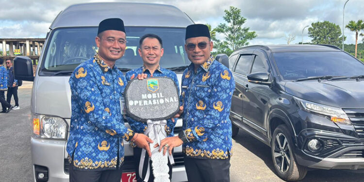 WABUP Kotabaru Syairi Mukhlis saat menyerahkan bantuan mobil operasional kepada perwakilan UPPD Samsat I Nyoman Sumiarta, Senin (1/12).