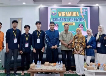 Kabid Kepemudaan Royce Ridwan berfoto bersama pada Pelatihan Wiramuda Content Creator di Masjid Apung Siring Laut, Kamis (4/12).