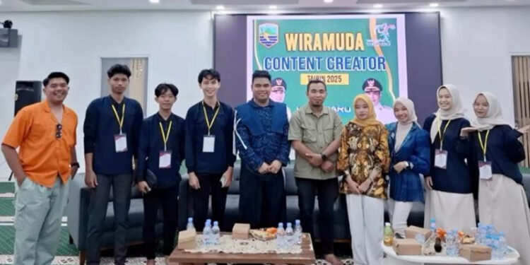Kabid Kepemudaan Royce Ridwan berfoto bersama pada Pelatihan Wiramuda Content Creator di Masjid Apung Siring Laut, Kamis (4/12).
