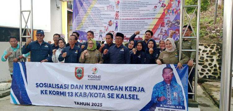 SEKRETARIS KORMI Kalsel Hj Chairunnisa berfoto bersama Ketua KORMI Kotabaru Sugiyatno beserta anggota, Selasa (2/12).