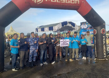 PLT Kepala Bidang Olahraga Disparpora Kotabaru Shadiqul Amin berfoto bersama peserta Tour de Saijaan 2025, Minggu (7/12).