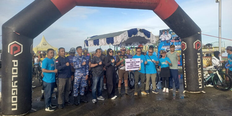 PLT Kepala Bidang Olahraga Disparpora Kotabaru Shadiqul Amin berfoto bersama peserta Tour de Saijaan 2025, Minggu (7/12).