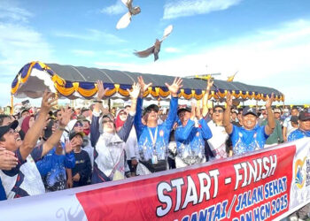 KETUA PGRI Kalsel Abdul Rivai saat melepas peserta Jalan Sehat dan Senam Anak Indoensia Hebat dalam rangkaian memeriahkan peringatan HUT ke-80 PGRI dan HGN Tingkat Kalimantan Selatan di Obyek Wisata Siring Laut, Minggu (7/12).