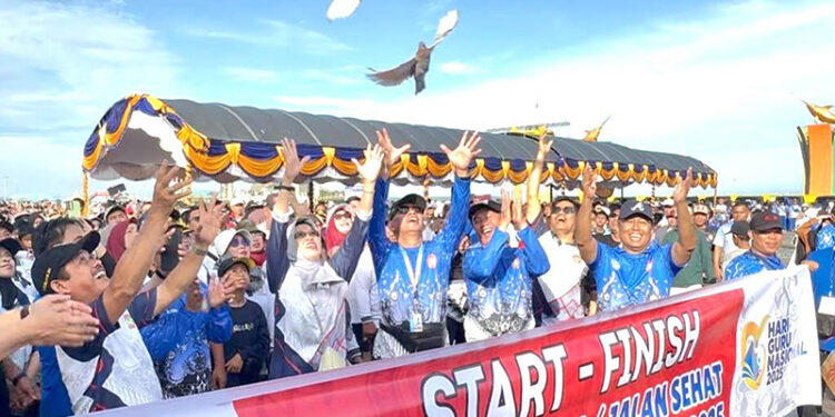 KETUA PGRI Kalsel Abdul Rivai saat melepas peserta Jalan Sehat dan Senam Anak Indoensia Hebat dalam rangkaian memeriahkan peringatan HUT ke-80 PGRI dan HGN Tingkat Kalimantan Selatan di Obyek Wisata Siring Laut, Minggu (7/12).