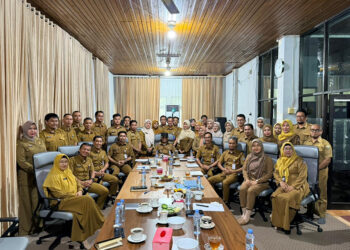 BUPATI Kotabaru H Muhammad Rusli berfoto bersama pegawai BKPSDM saat melakukan kunjungan, Selasa (9/12).