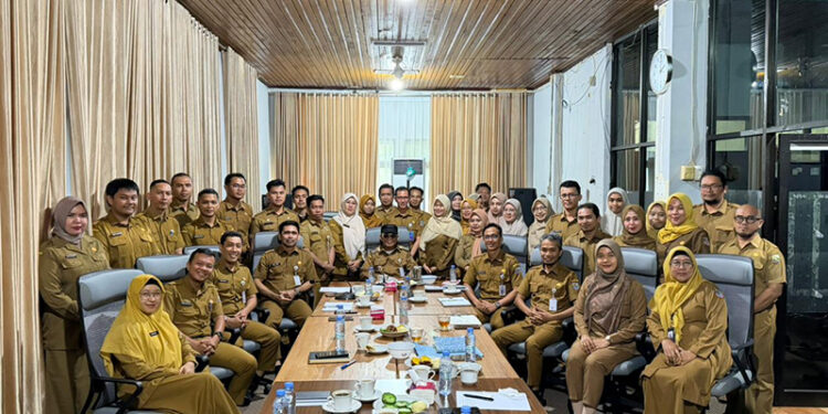 BUPATI Kotabaru H Muhammad Rusli berfoto bersama pegawai BKPSDM saat melakukan kunjungan, Selasa (9/12).