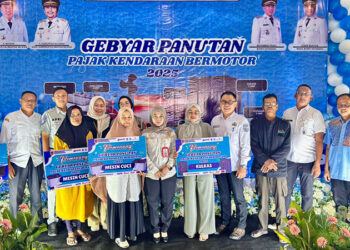 UPPD Kotabaru berfoto bersama wajib pajak teladan pada Gebyar Panutan Pajak Kendaraan Bermotor Tahun 2025 di Ruma Guest House Kotabaru, Rabu (10/12).