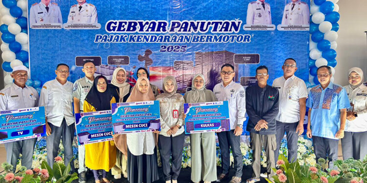 UPPD Kotabaru berfoto bersama wajib pajak teladan pada Gebyar Panutan Pajak Kendaraan Bermotor Tahun 2025 di Ruma Guest House Kotabaru, Rabu (10/12).