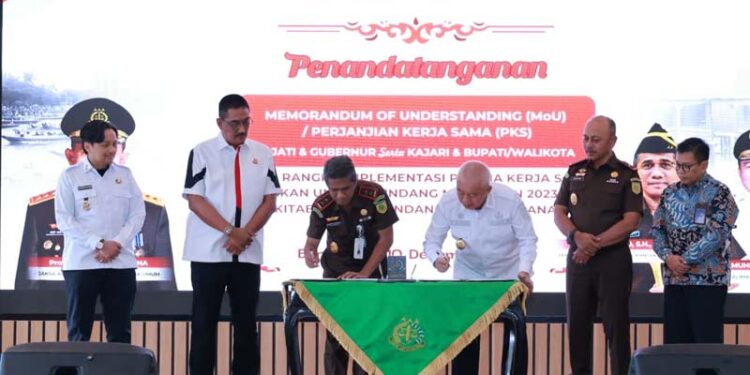 GUBERNUR Kalimantan Selatan, H Muhidin bersama Kepala Kejaksaan Tinggi Kalsel, Tiyas Widiarto, disaksikan Direktur C pada Jaksa Agung Muda Bidang Tindak Pidana Umum, Agoes Soenanto Prasetyo dan Wakil Gubernur Kalsel, Hasnuryadi Sulaiman.