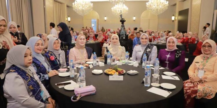 Ketua Tim Penggerak PKK Provinsi Kalimantan Selatan, Hj Fathul Jannah Muhidin saat menghadiri pertemuan rutin enam bulan Tim Penggerak PKK Kalsel dan Kabupaten/kota se-Kalsel, di Kabupaten Tanah Bumbu (Tanbu)