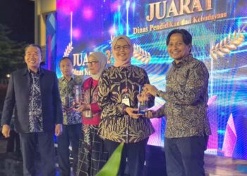 Wakil Gubernur (Wagub) Kalimantan Selatan, H Hasnuryadi Sulaiman tampak menyerahkan saat menyerahkan apresiasi media pemprov Kalsel (AMPK) tahun 2025 kepada Kepala Dinas Pendidikan Provinsi Kalsel, Hj Galuh Tantri Narindra, disaksikan Sekdaprov Kalsel, HM Syarifuddin