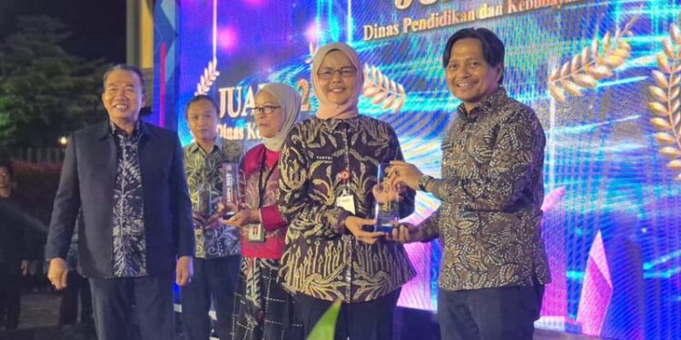 Wakil Gubernur (Wagub) Kalimantan Selatan, H Hasnuryadi Sulaiman tampak menyerahkan saat menyerahkan apresiasi media pemprov Kalsel (AMPK) tahun 2025 kepada Kepala Dinas Pendidikan Provinsi Kalsel, Hj Galuh Tantri Narindra, disaksikan Sekdaprov Kalsel, HM Syarifuddin