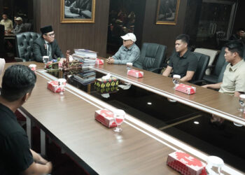 BUPATI Kotabaru H Muhammad Rusli bersama Walikota Samarinda H Andi Harun saat membahas terkait pembangunan daerah dan pelayanan publik, Jumat (12/12).