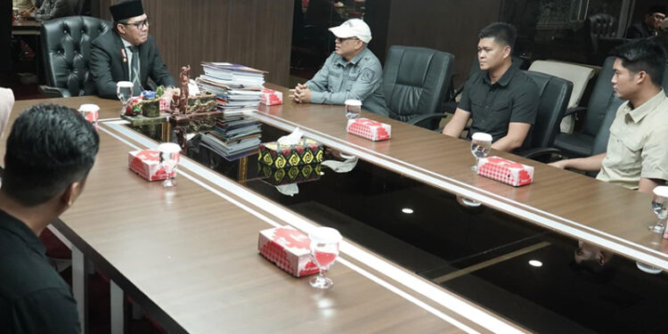 BUPATI Kotabaru H Muhammad Rusli bersama Walikota Samarinda H Andi Harun saat membahas terkait pembangunan daerah dan pelayanan publik, Jumat (12/12).