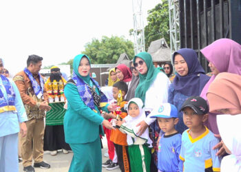 BUNDA PAUD Kabupaten Kotabaru Suci Anisa Rusli saat menghadiri Gebyar Hari Ibu di Obyek Wisata Siring Laut, Sabtu (13/12).
