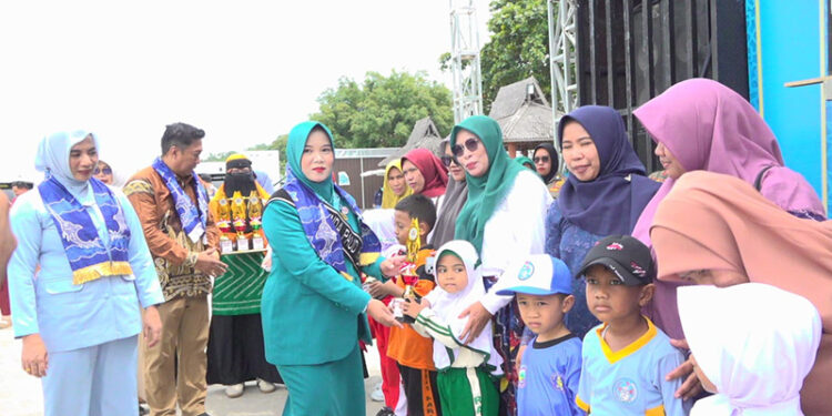 BUNDA PAUD Kabupaten Kotabaru Suci Anisa Rusli saat menghadiri Gebyar Hari Ibu di Obyek Wisata Siring Laut, Sabtu (13/12).