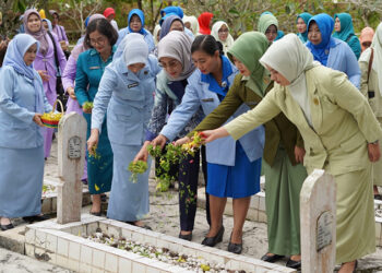 WAKIL Ketua I TP PKK Kotabaru Siti Hadijah Syairi Mukhlis bersama peserta saat menabur bunga di Taman Makam Pahlawan, Sabtu (13/12).