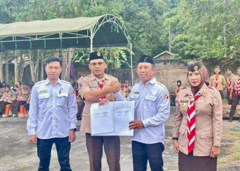 WABUP Kotabaru Syairi Mukhlis berfoto bersama usai penandatanganan MoU antara Kwartir Cabang Gerakan Pramuka Kotabaru dan bawaslu setempat terkait rencana pembentukan Saka Adhyaksa Pemilu di Objek Wisata Pantai Gedambaan, Kecamatan Pulau Laut Sigam, Minggu (14/12).