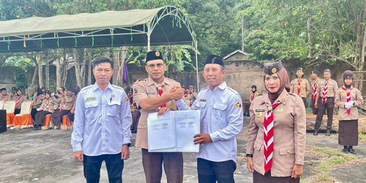 WABUP Kotabaru Syairi Mukhlis berfoto bersama usai penandatanganan MoU antara Kwartir Cabang Gerakan Pramuka Kotabaru dan bawaslu setempat terkait rencana pembentukan Saka Adhyaksa Pemilu di Objek Wisata Pantai Gedambaan, Kecamatan Pulau Laut Sigam, Minggu (14/12).
