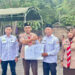 WABUP Kotabaru Syairi Mukhlis berfoto bersama usai penandatanganan MoU antara Kwartir Cabang Gerakan Pramuka Kotabaru dan bawaslu setempat terkait rencana pembentukan Saka Adhyaksa Pemilu di Objek Wisata Pantai Gedambaan, Kecamatan Pulau Laut Sigam, Minggu (14/12).