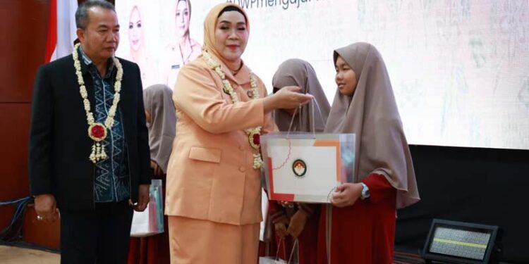 Ketua Ketua DWP Provinsi Kalimantan Selatan, Ny Masrupah saat menyerahkan bantuan peralatan sekolah untuk anak-anak aparatur sipil negara (ASN) di lingkungan Pemprov Kalsel, disaksikan Sekdaprov Kalsel, HM Syarifuddin, MPd