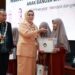 Ketua Ketua DWP Provinsi Kalimantan Selatan, Ny Masrupah saat menyerahkan bantuan peralatan sekolah untuk anak-anak aparatur sipil negara (ASN) di lingkungan Pemprov Kalsel, disaksikan Sekdaprov Kalsel, HM Syarifuddin, MPd