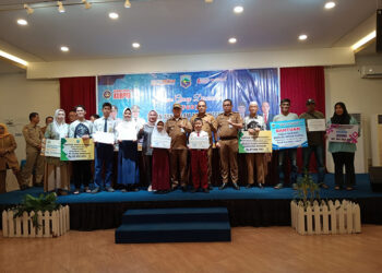 BUPATI Kotabaru H Muhammad Rusli berfoto bersama usai membuka FGD di Ballroom Hotel Grand Surya, Senin (15/12).