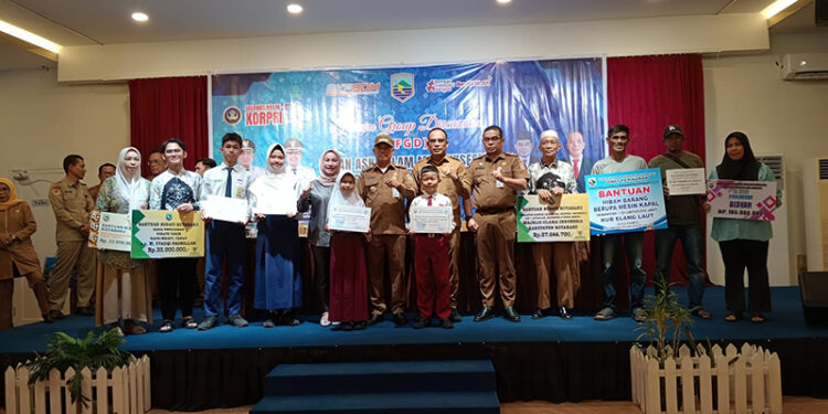 BUPATI Kotabaru H Muhammad Rusli berfoto bersama usai membuka FGD di Ballroom Hotel Grand Surya, Senin (15/12).