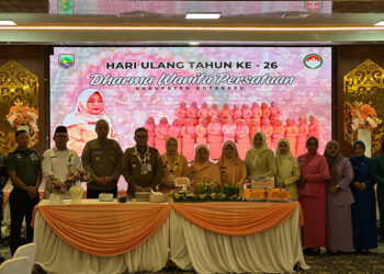 SEKDA Kotabaru berfoto bersama anggota DWP, Selasa (16/12).