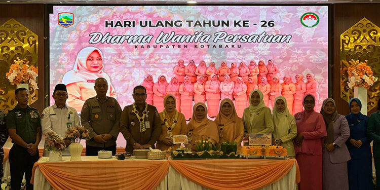 SEKDA Kotabaru berfoto bersama anggota DWP, Selasa (16/12).