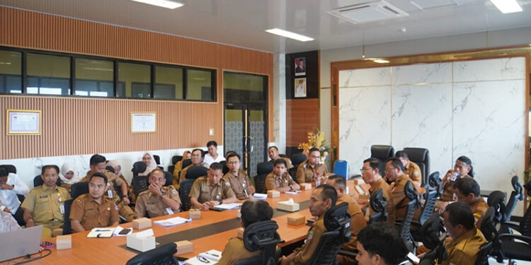 ASISTEN I Bidang Pemerintahan dan Kesra H Minggu Basuki saat memimpin rapat pembahasan nota kesepakatan bersama Ombudsman RI, Selasa (16/12).