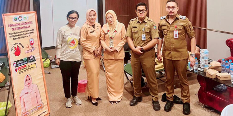SEKDA Kotabaru saat menghadiri kegiatan donor darah dala rangka HUT DWP, Selasa (16/12).