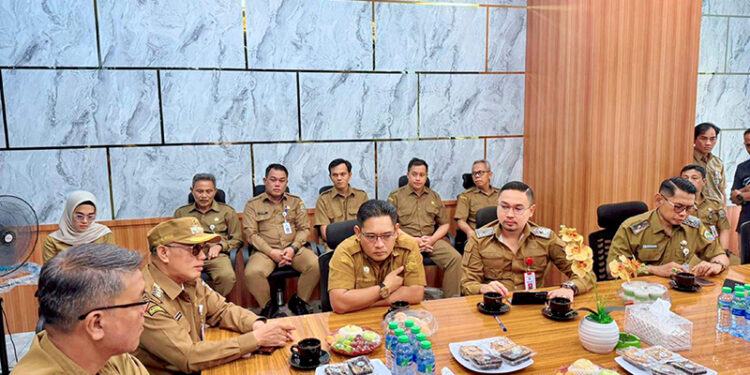 BUPATI Kotabaru H Muhammad Rusli saat menyambangi Gedung Abdi Negara, Senin (15/12).