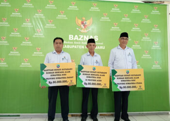 BAZNAS Kotabaru saat menyerahkan bantuan untuk korban bencana alam di Aceh dan Sumatra.