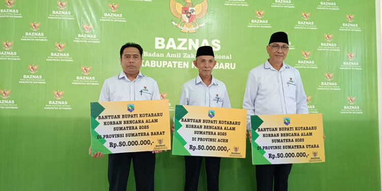 BAZNAS Kotabaru saat menyerahkan bantuan untuk korban bencana alam di Aceh dan Sumatra.