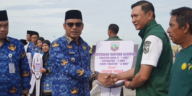 WABUP Kotabaru Syairi Mukhlis saat menyerahkan batuan alsintan usai memimpin Apel Hari Kesadaran Nasional di Lapangan Siring Laut, Rabu (17/12).
